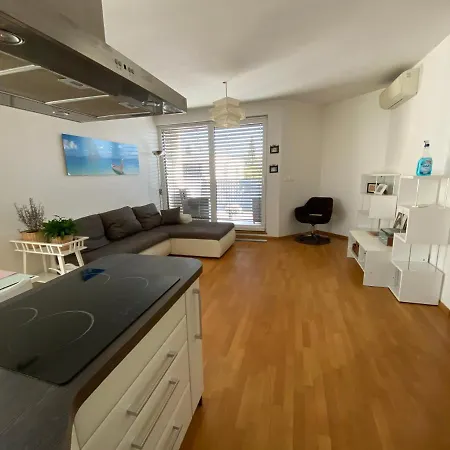 아파트 Top W/big Terrace & Pvt. Parking